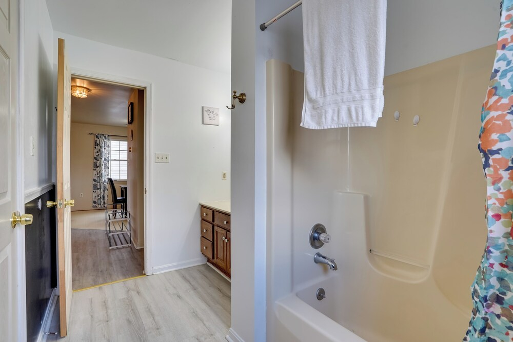 Walk to Fairgrounds! Hagerstown Townhome w/ Deck