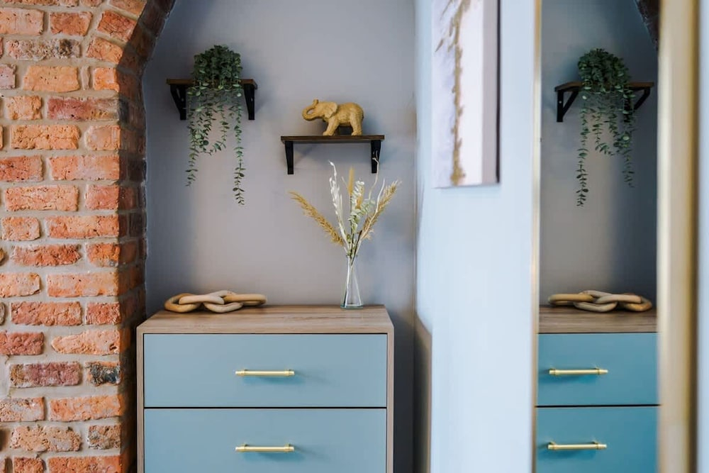 NEW Stylish Home Amazing Location Sleeps 6