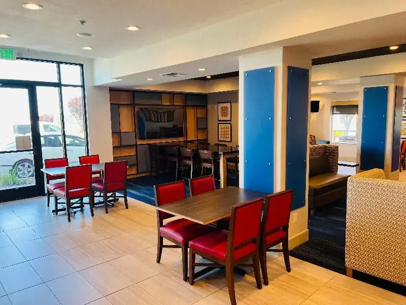Holiday Inn Express & Suites Salinas