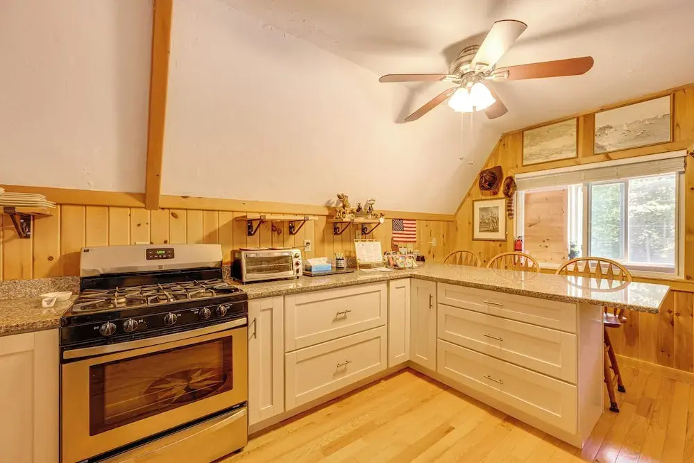 7 Mi to Ski Slopes! Cozy Madison Cabin w/ Fire Pit