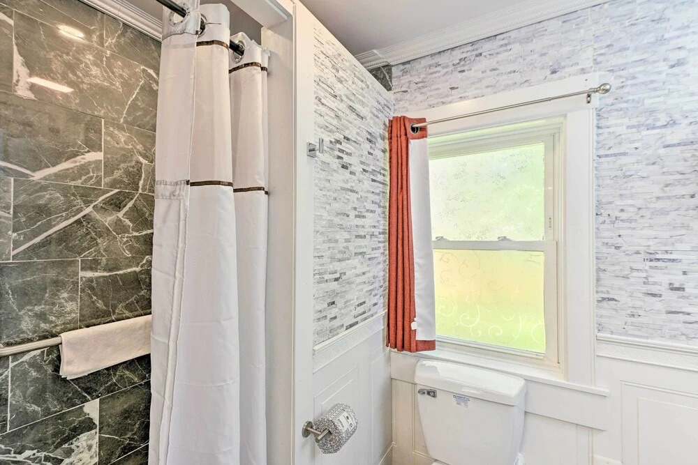 Cute Ellsworth Home w/ Deck, 16 Mi to Acadia!