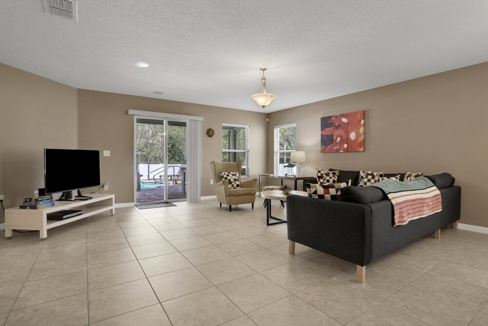 Grand Home With Private Screened Pool, Grill, Streaming, W/d, & AC
