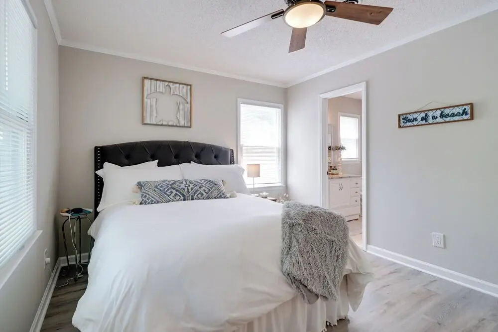 7 Blocks to the Beach: Family Oak Island Retreat