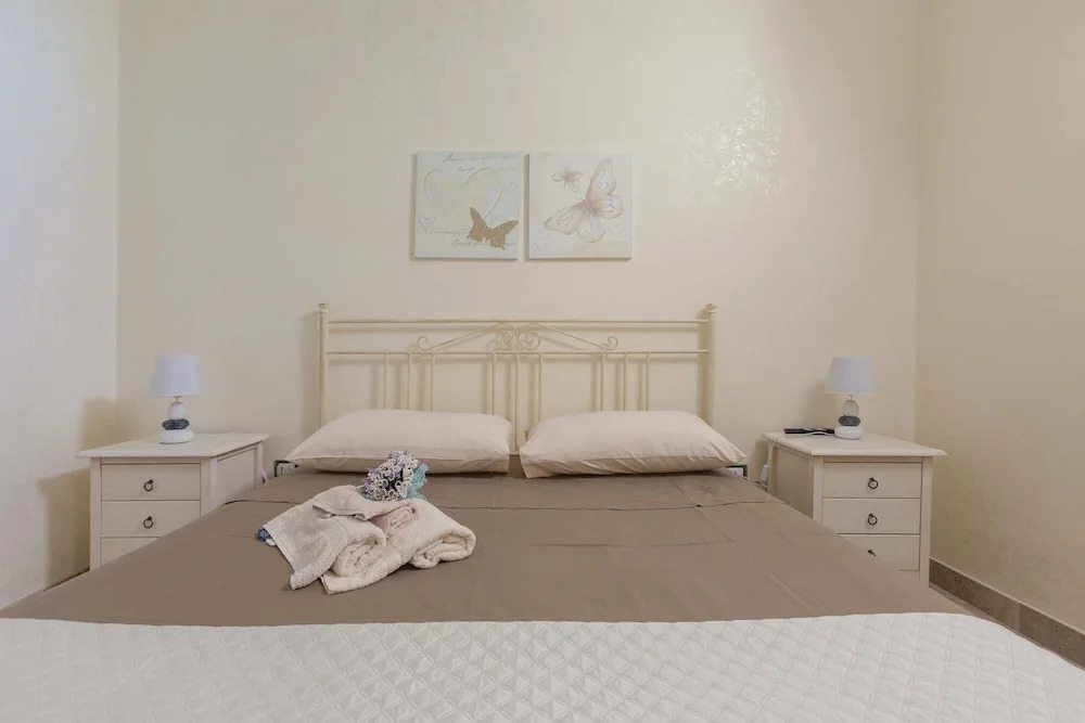 3229 Trullo Mimosa by Perle di Puglia