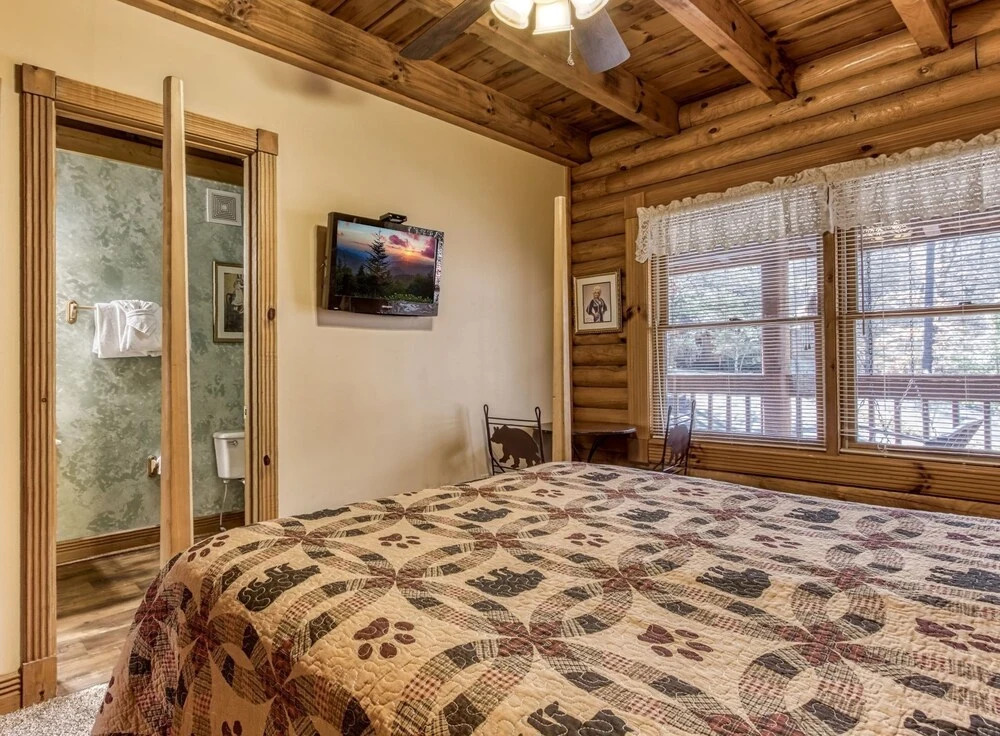 ER92 - Virginias Villa - Great location! Close to all the action! cabin