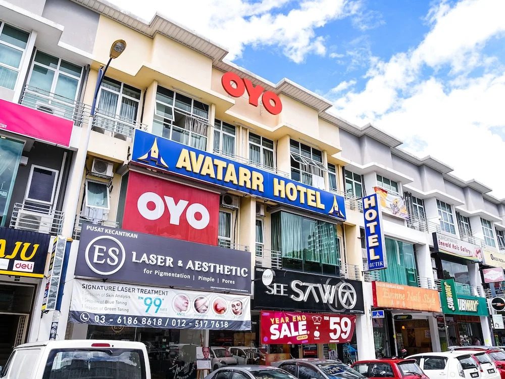 Super OYO 44097 Avatarr Hotel