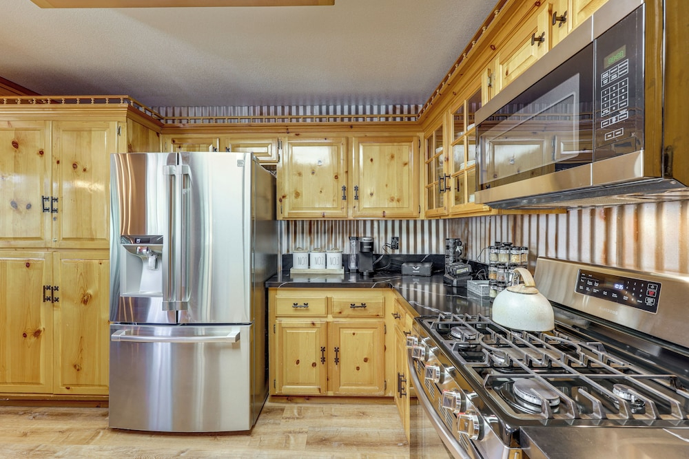 Multiple Decks! Cabin 1 Mi to Big Bear Lake Access
