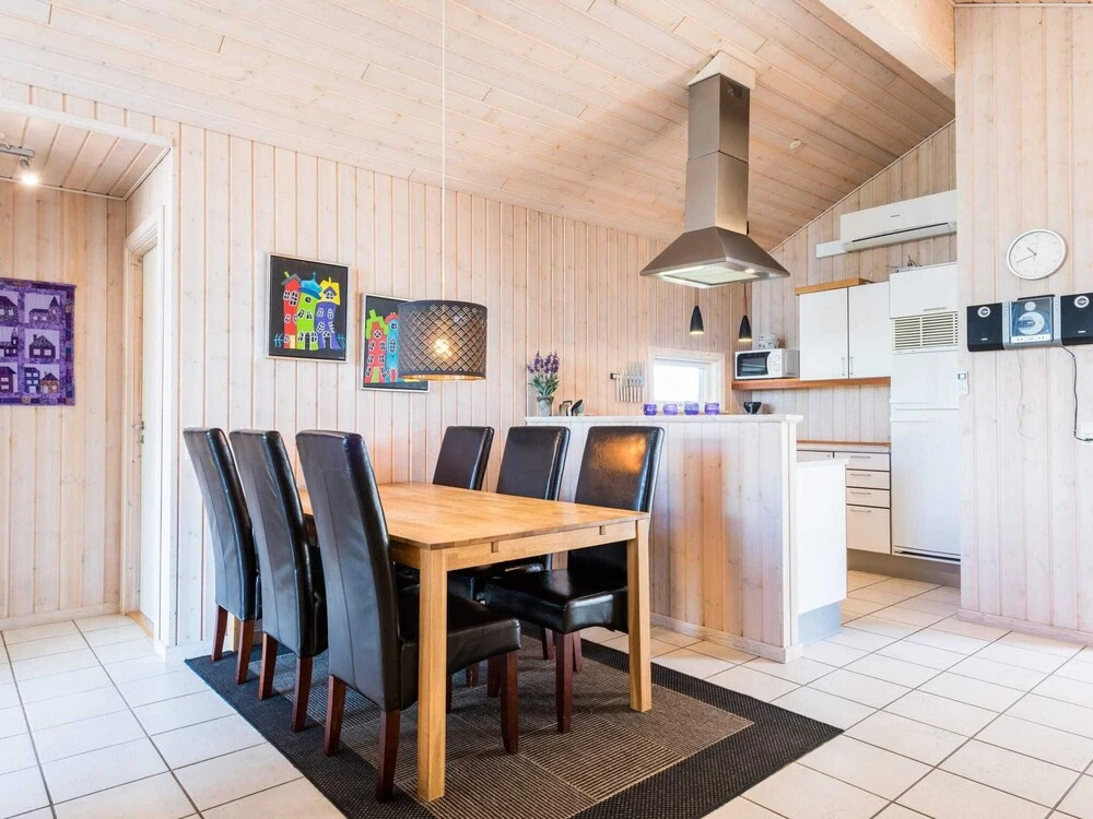 Bright and Spacious Family Retreat-By Traum