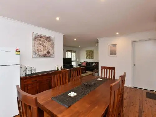 Kangaroo Cottage - cute Accom in bushland setting