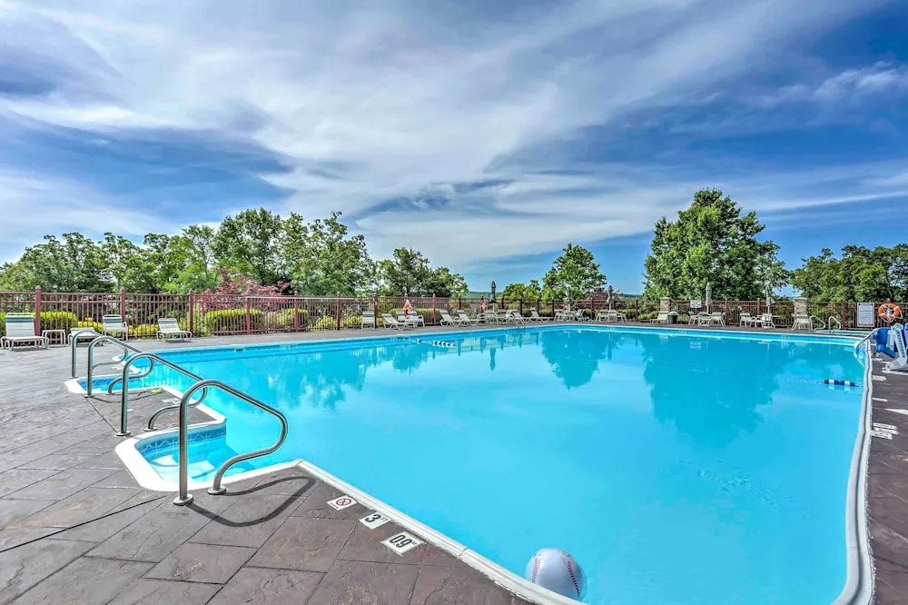 Branson Retreat w/ Balcony & 18-hole Golf Course!
