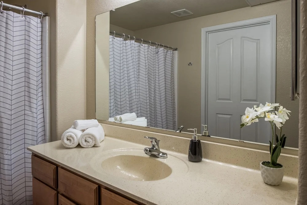 1 BR Apt with Parking by Frontdesk