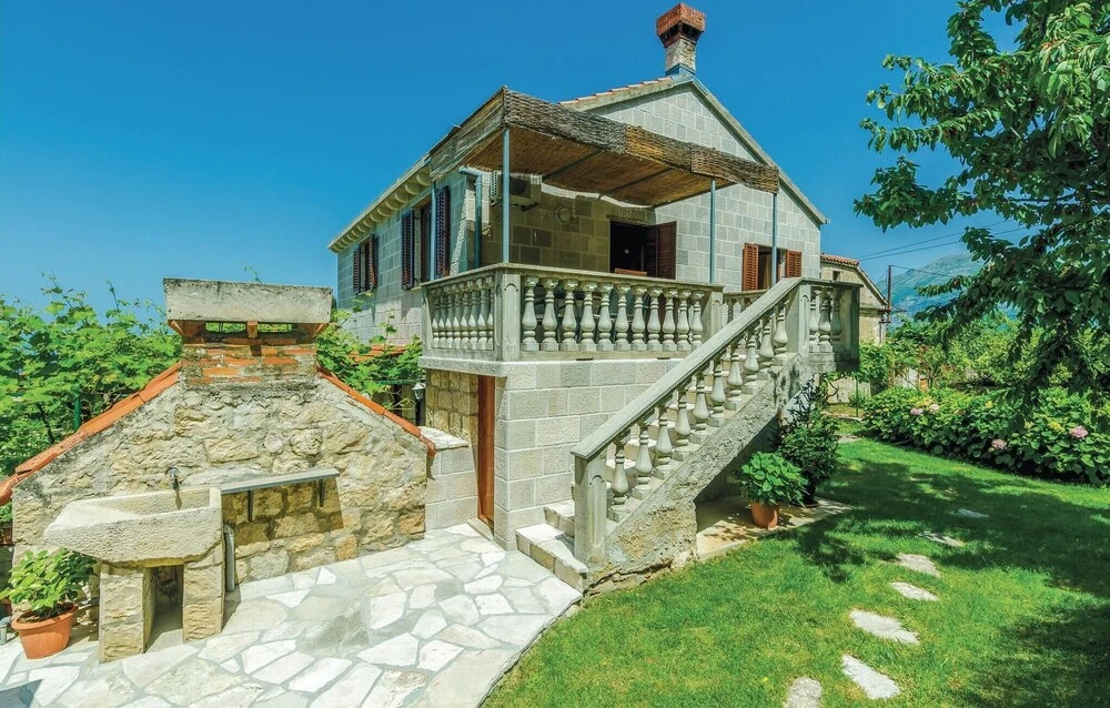 Two-Bedroom Apartment Gruda with an Outdoor Swimming Pool 08