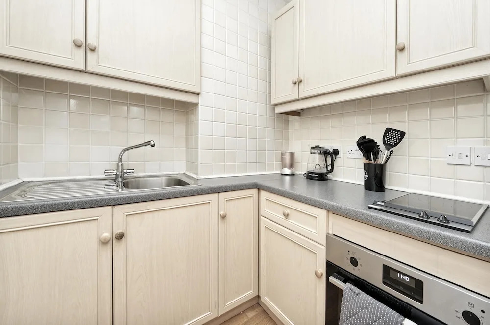 Historic Whitehall Flat in SW1 by Underthedoormat, London