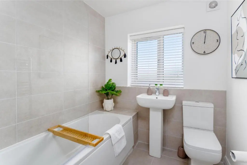 Air Host and Stay - Brand new 3 bedroom house sleeps 8 minutes from LFC and city centre Ref25