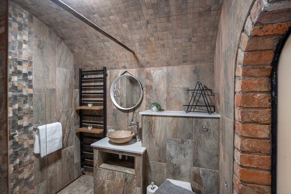 Stylish 2 Bed Flat-free Parking