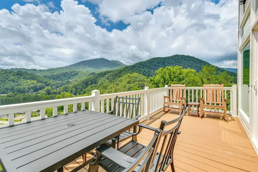 Cozy 2br/2ba Mtn Escape w/ Views in Maggie Valley