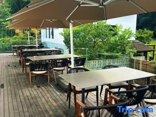 Emeishan Yuezhuang Qingyin Hot Spring Homestay
