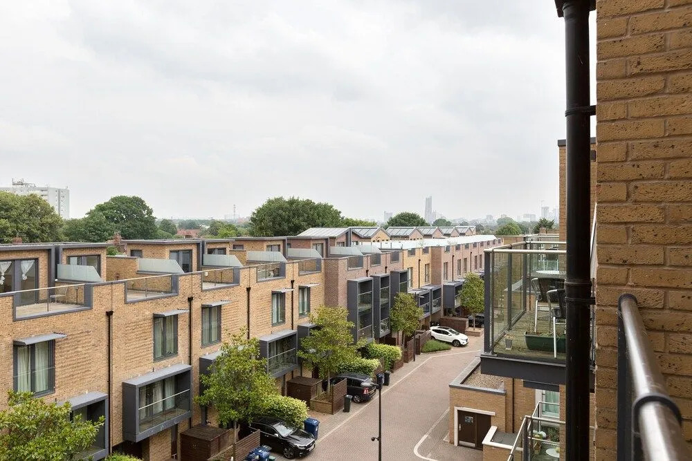 Sophisticated 2 Bed Flat with Balcony in Acton