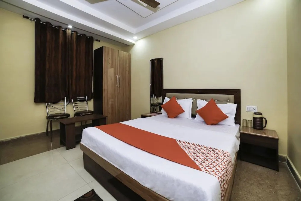 OYO 27825 Hotel Royal