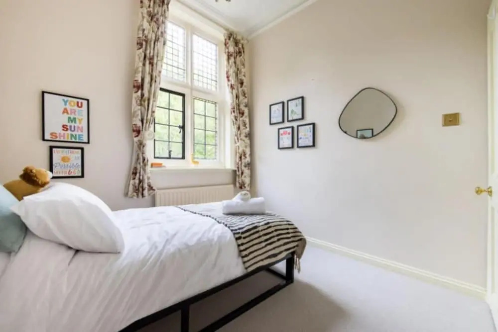 The Woking Wonder - Captivating 3BDR Flat with Parking
