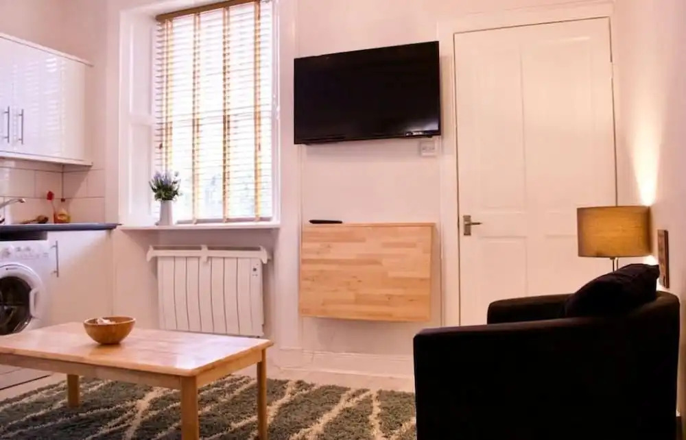 Unique two bed Main Door Flat at the Meadows