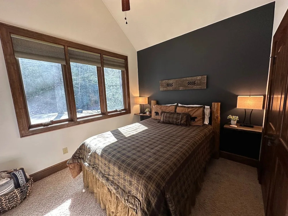 Lake Overlook High Elevation Home With Views and Game Room