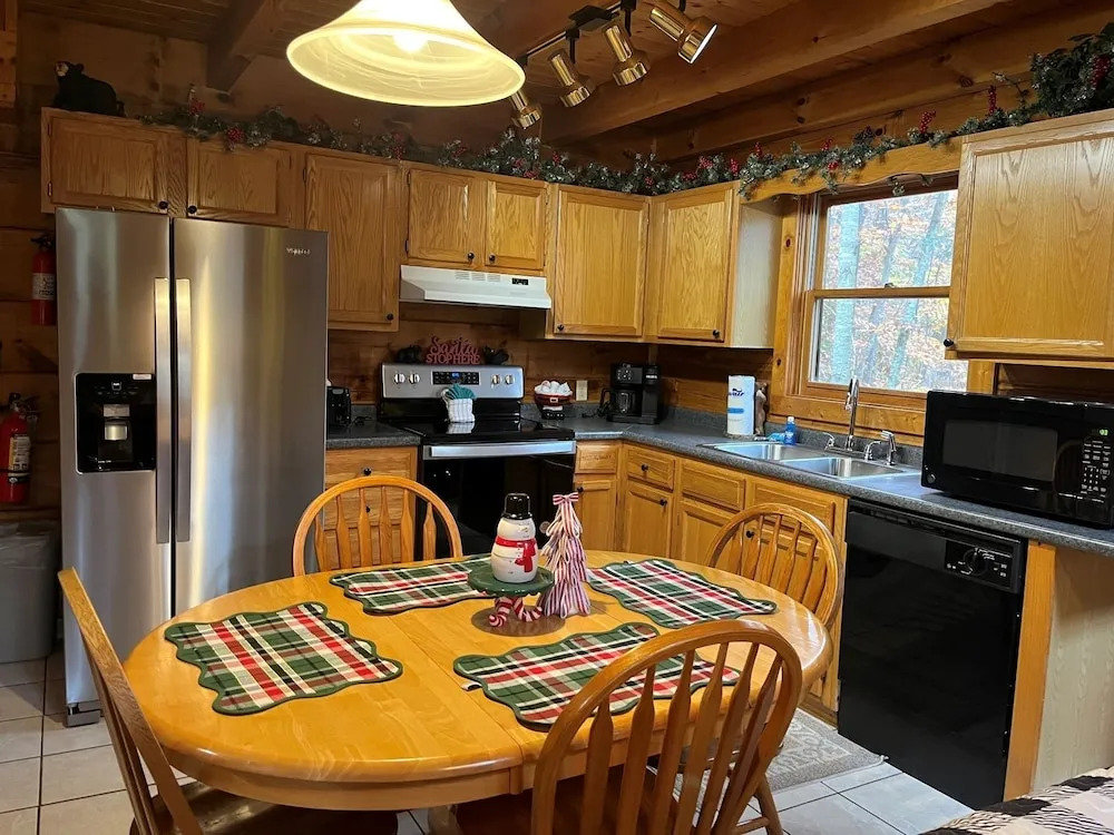 Er27- Bear Naked - Great Location- Close To Town 2 Bedroom Cabin by RedAwning