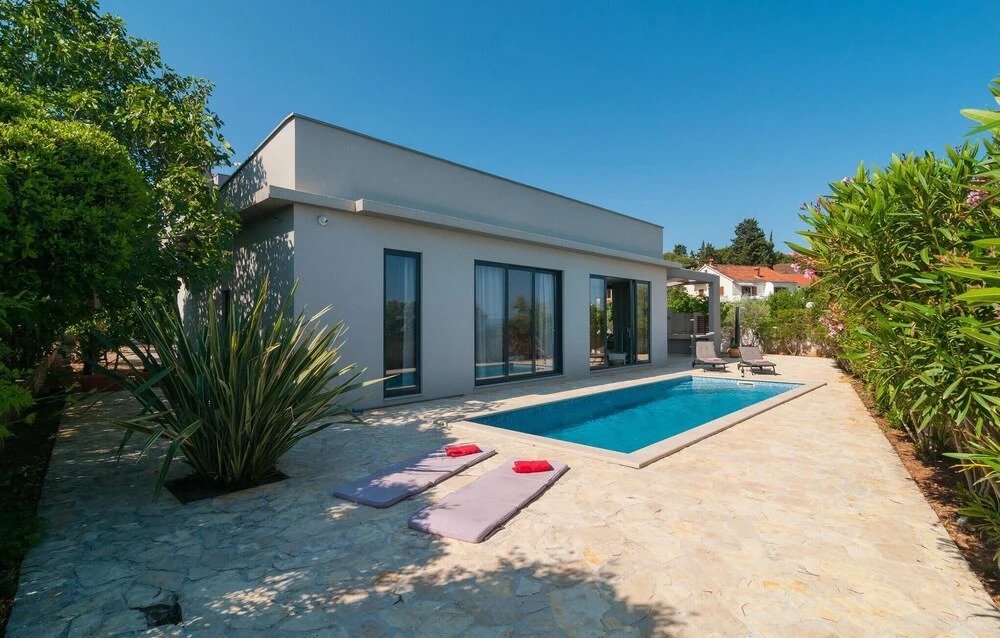 Nice Home in Sutivan With Outdoor Swimming Pool, Wifi and 2 Bedrooms