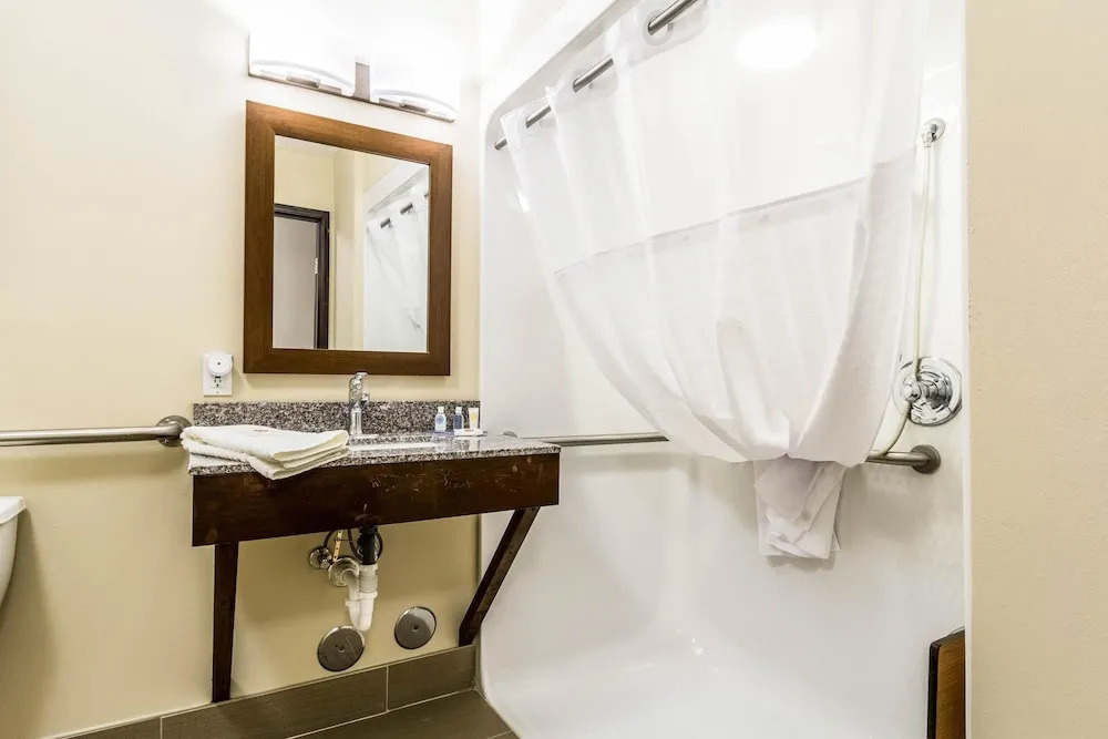 All American Inn & Suites Norwalk
