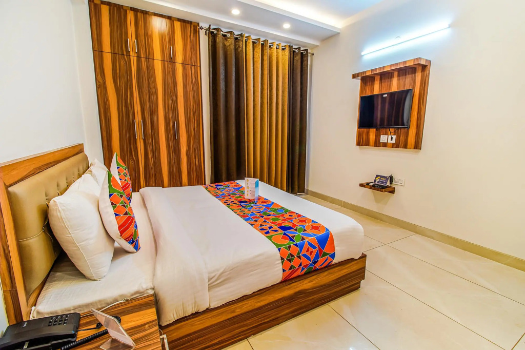 FabHotel Kiara- 400 meters from Medanta hospital