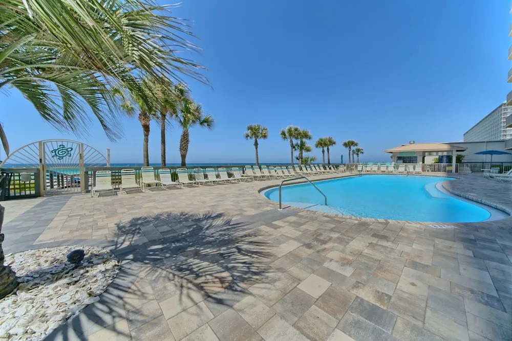 Luxurious High-Rise Condo with Spacious Balcony Facing the Ocean - Unit 1805 by RedAwning
