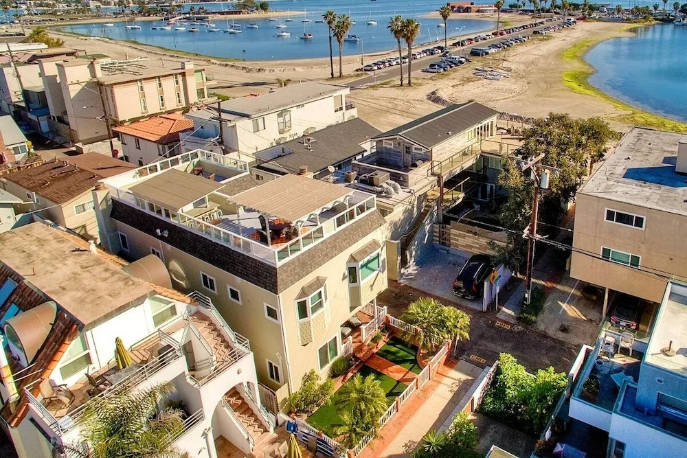 Big Pearl 2 Bedrooms 2 Bathrooms Condo