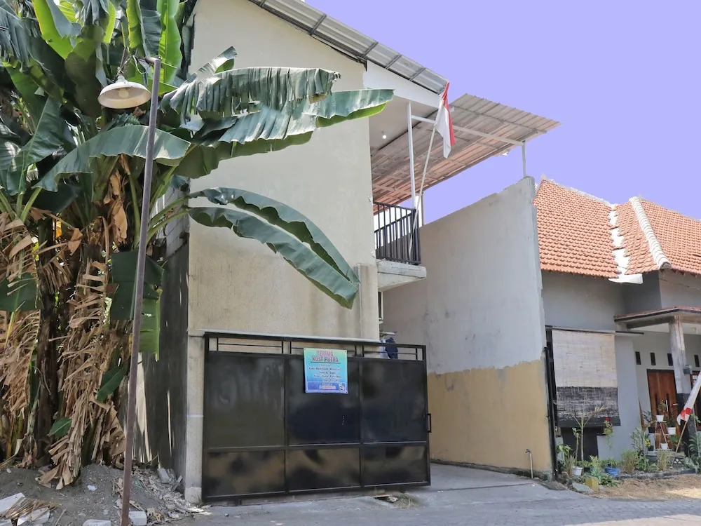 OYO Life 92925 Kost Bu Mala 2 Syariah