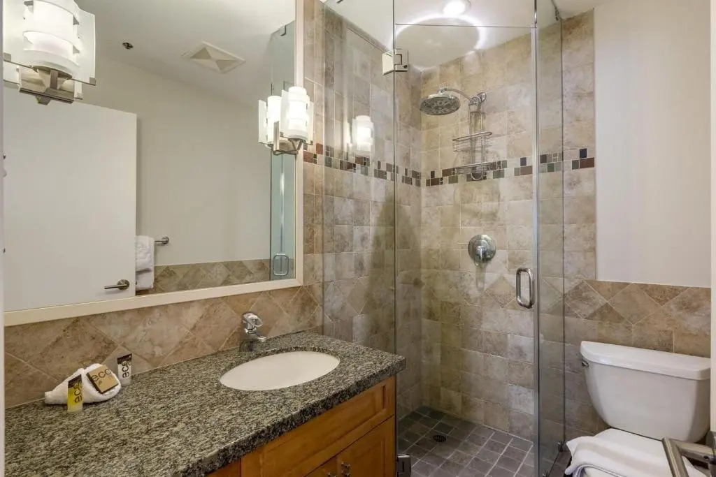 Renovated Ski in ski out 2 bedroom 1 bedroom plus enclosed loft
