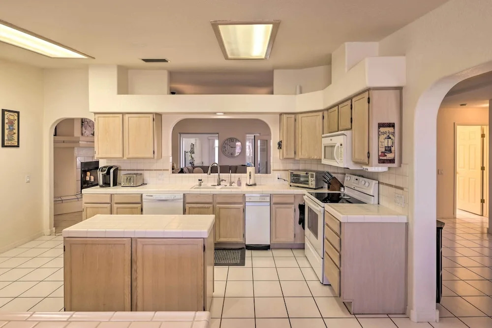 Beautiful Havasu Retreat w/ Hot Tub, Pet Friendly!