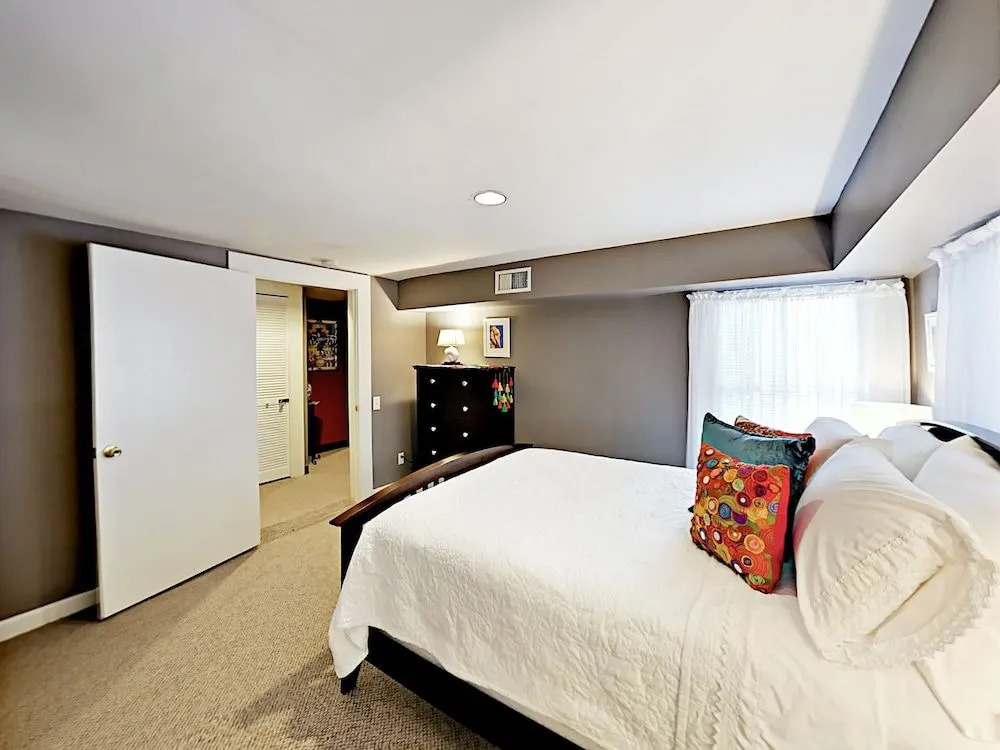 Upscale Unit in Historical - 1 Br Home