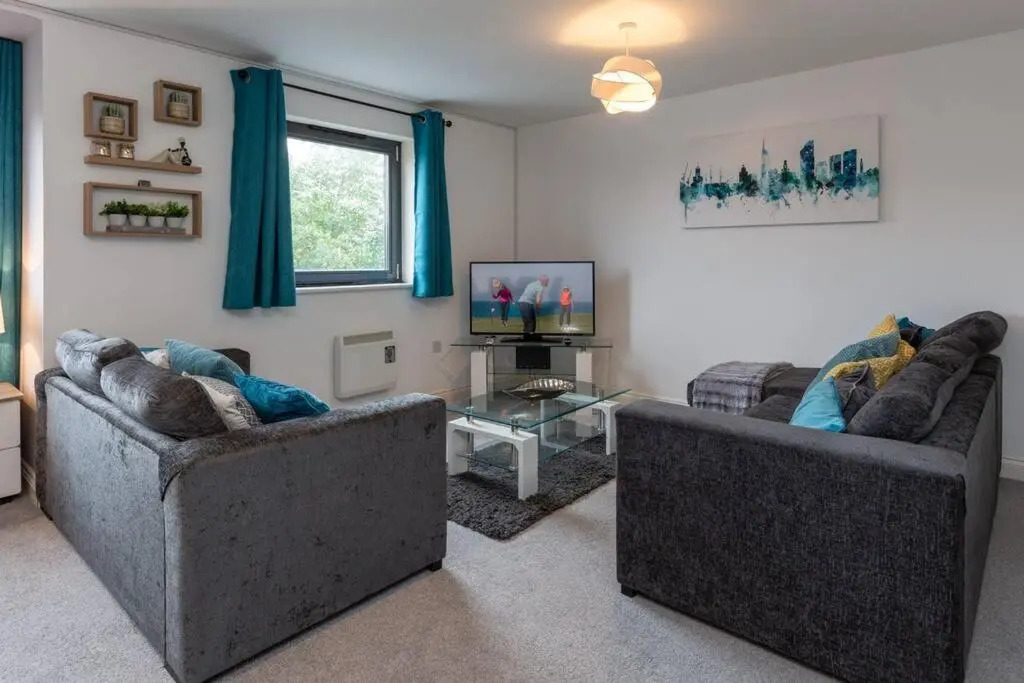 BEST PRICE! Superb city centre apartment, 2 Superkings or 4 singles Smart TV & Sofa bed- FREE SECURE PARKING