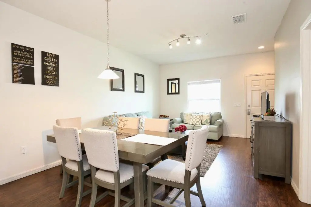 3 Bedroom townhouse in gated community with gym and pool 10 min to Disney