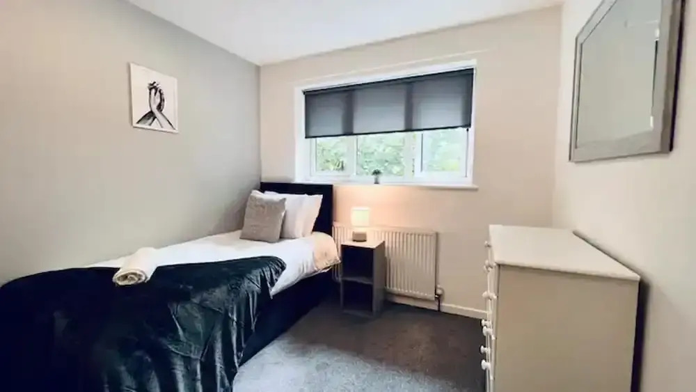 Stylish Townhouse With Free Parking in Liverpool