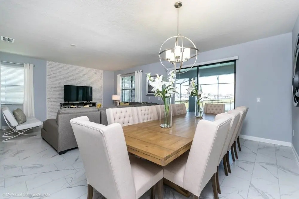Lake View Tropical Movie Room, Game Room! 8 Bedroom Home by Redawning