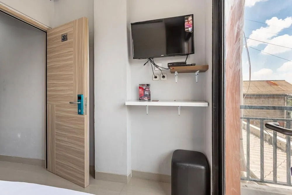 RedDoorz near Tanjung Duren 2