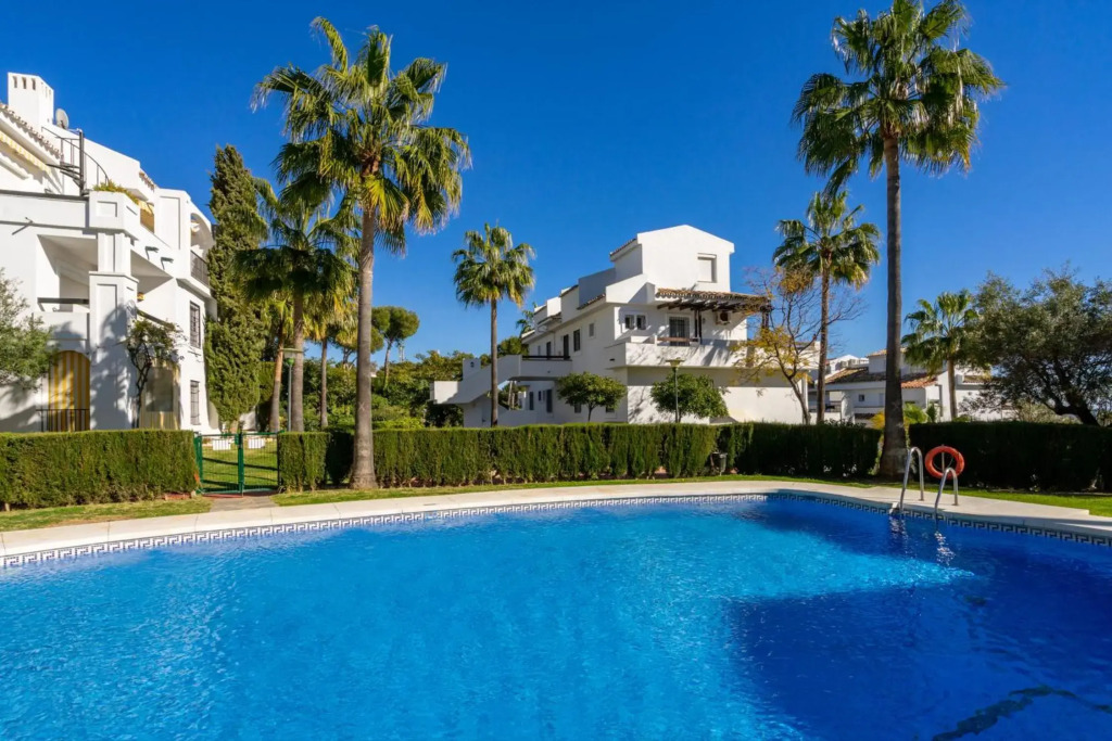 2BR Garden Apartment Albamar