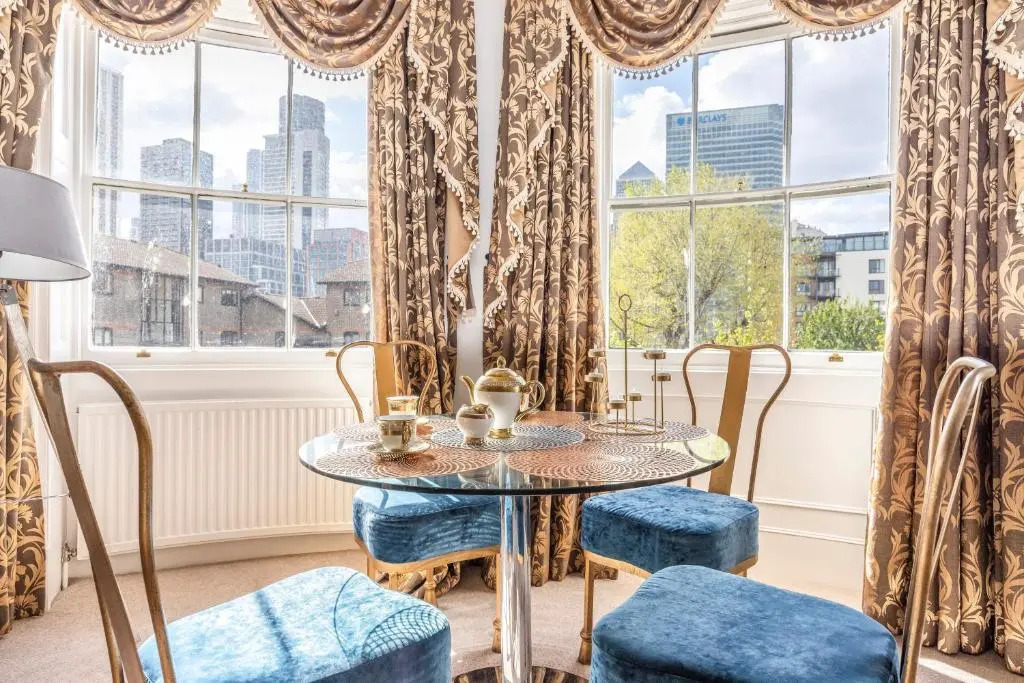 Premium Apartments over looking Canary Wharf Towers