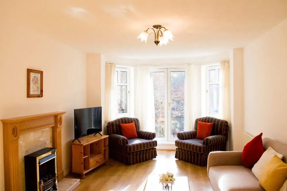 Spacious 2 Bedroom Home in Edinburgh