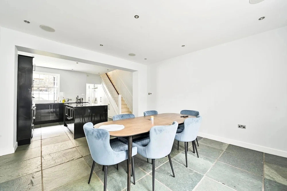 5 Beds House - 5 Mins to Victoria Station