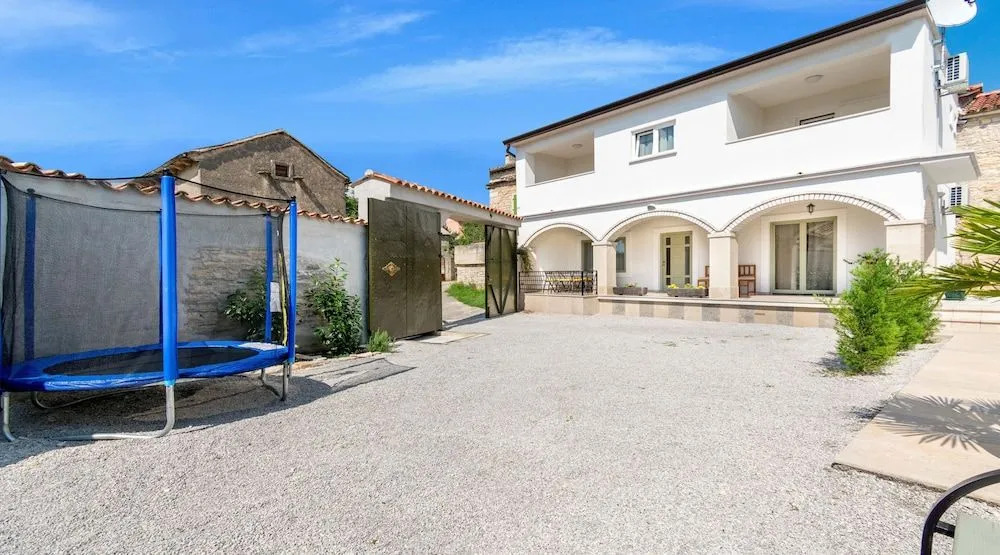 Villa Martin - Fast WiFi, Near restaurant, Fenced Yard, Pavilion, Center of Village