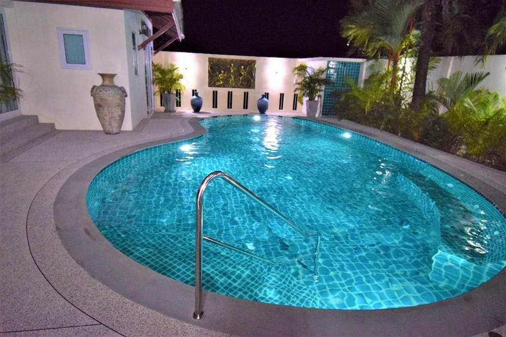 Very large Villa suitable for a large group up to 10 people or even 2 families