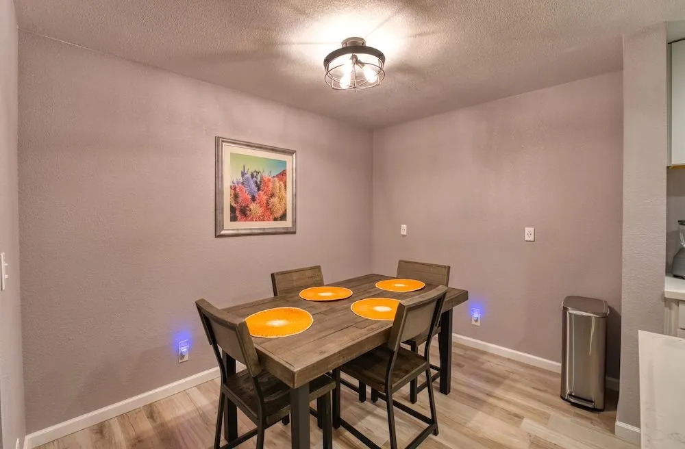 2BR Sleeps 6 Pool BBQ Gym Hot Tub & Bar Hopping!