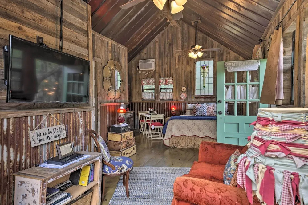 Snuggle Inn' Wimberley Cabin w/Fire Pit+Deck