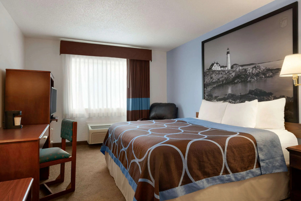 Super 8 by Wyndham Portland/Westbrook Area